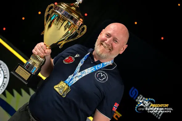 Roger Lysholm plays on his way to the Seniors 46-plus European 9-ball title